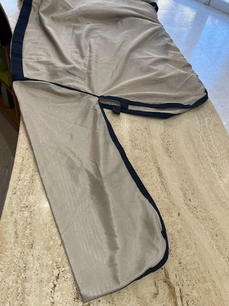 MANTA ANTIMOSCAS CON CUBRECUELLO 130 CM BRONZE/MARINO